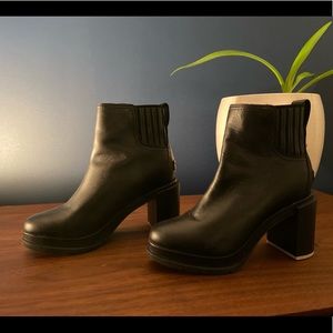 COPY - SOREL Margo Leather Chelsea Boots - size 5 - hot!